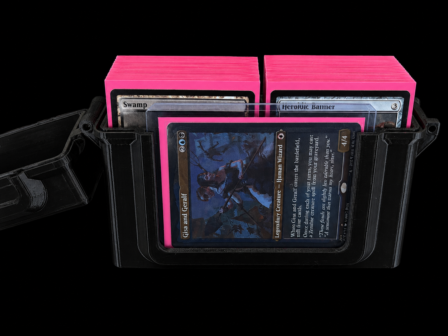 Ammo Box abierto con cartas y soporte para top loader