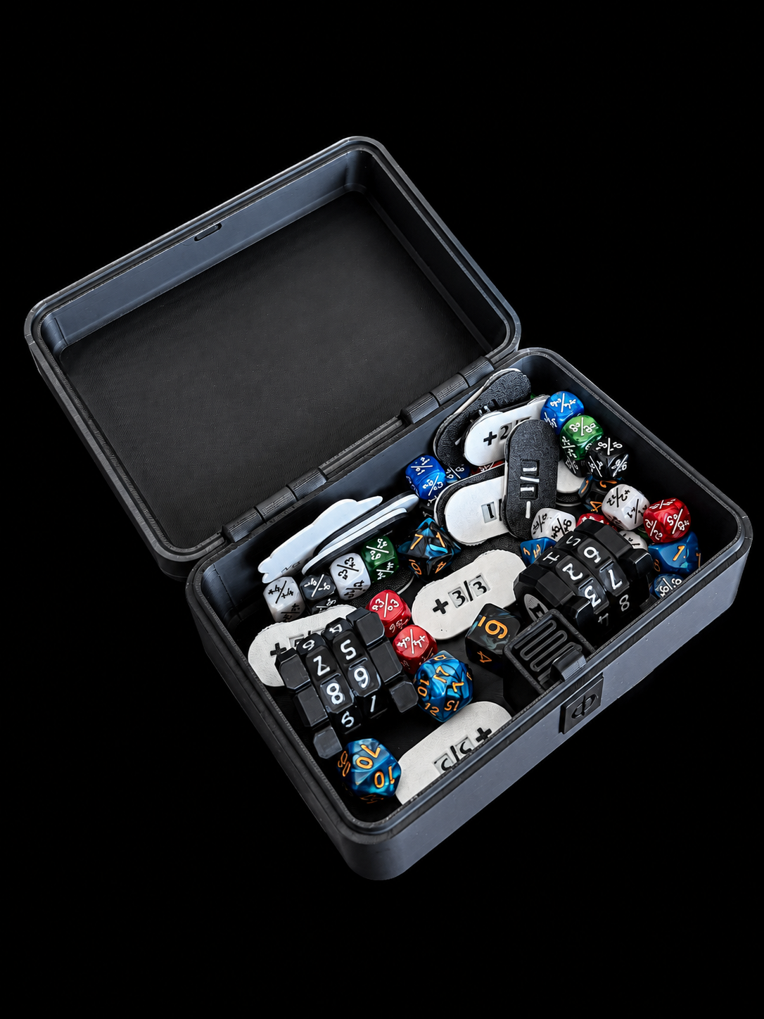 Caja multicompartimento abierta con dados y tokens