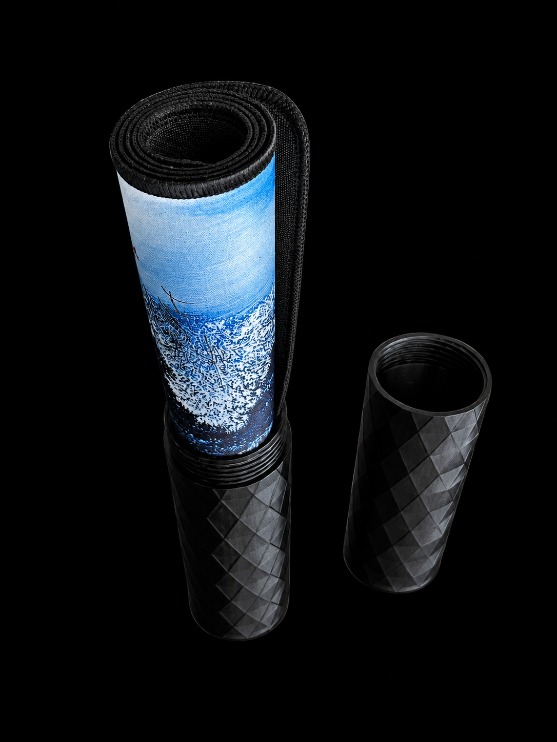 Tubo protector para playmat con la mesa enrollada en su interior